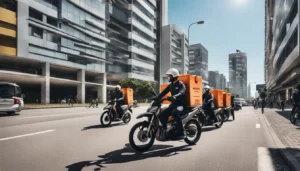 Motoboys em Guarulhos em uma movimentada rua urbana, com prédios modernos ao fundo e céu azul claro.